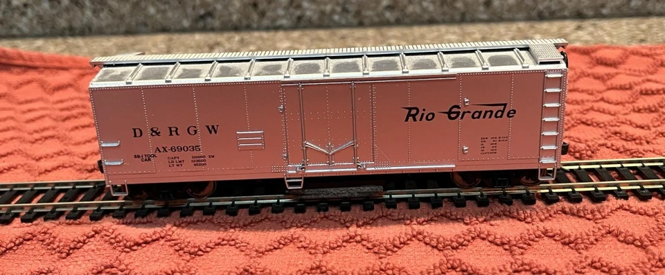 Walthers 931-1482 HO Denver & Rio Grande Western Track Cleaning Boxcar #69035 - Image 1 of 4