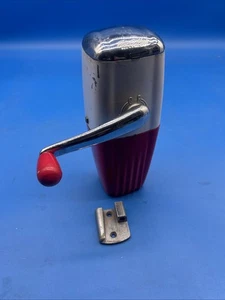 Vintage Ice-O-Mat Rot/Weiß und Chrom Ice Crusher mit Original Wandhalterung  - Bild 1 von 4