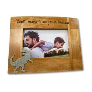 Regalo de cumpleaños de dinosaurio | Habitación infantil | Marco de fotos personalizado de madera maciza de roble - Imagen 1 de 10