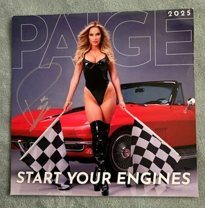 PAIGE SPIRANAC Firmato 2025 Pinup Calendario PSA/DNA Garanzia Auto - FUMO CALDO!! - Foto 1 di 10