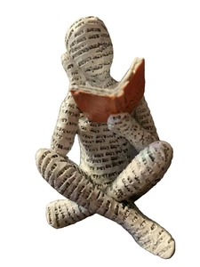 KOSTENLOSER VERSAND Kleine Person verpackt in Worte Lesebuch Figur Neu im Karton - Bild 1 von 6