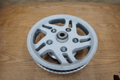 2010 TRIUMPH THUNDERBIRD 1700 ПРИВОДНОЙ РЕМЕНЬ ШКИВ СТУПИЦА С ПРОКЛАДКАМИ 2010450 - Изображение 1 из 4