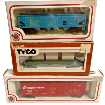 Mixed HO Scale Lot of Three Cars in box including Triangle Pacific Boxcar - Image 1 of 4