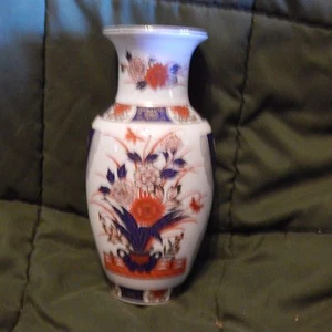 Vintage JAPAN Vase 6"H Orange & Cobalt Blue Chrysanthemum Design, Gold Trim - Picture 1 of 4