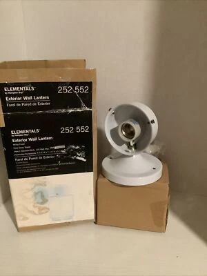 Lanterna de parede externa Hampton Bay varanda pátio luz branca 252 552 com globo - Imagem 1 de 4