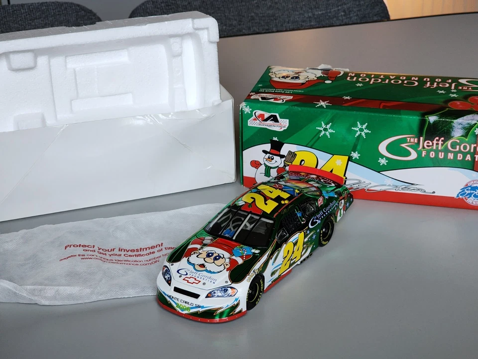 Jeff Gordon #24 1:24 Foundation Holiday Car Monte Carlo SS 2006 Color Chrome - Image 1 of 4