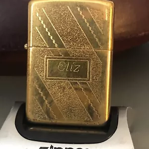 Design linea accendino Zippo dorato con incisione ""Eliz"" Elizabeth Great Spark D-IV - Foto 1 di 9
