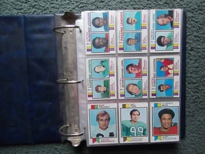 LOTTO SET TOPPS FOOTBALL 1973 QUASI COMPLETO (522/528) con STELLE, RC, LISTE DI CONTROLLO SQUADRA - Foto 1 di 16