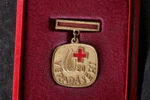 Ungarn Ungarisches Rotes Kreuz Medaille mit Box 20 Spenden Gold Blutspendeabzeichen - Bild 1 von 4