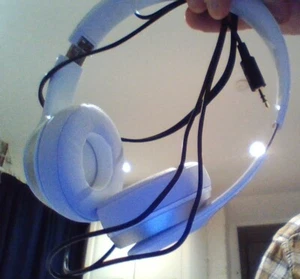 Beats Apple Headphones with Free Gift Set, New Stronger Cable 3.5mm and New pads - Picture 1 of 2