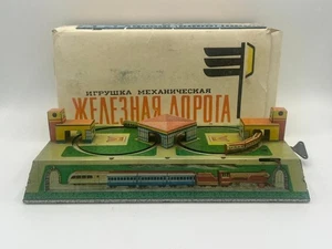 Vintage russischer Metallspielzeug Bahnhof zum Aufziehen - Top Zustand / funktioniert - Bild 1 von 8