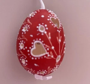Uovo di Pasqua dipinto a mano rosso e bianco con motivo cuori traforati alto 2,5" - Foto 1 di 4