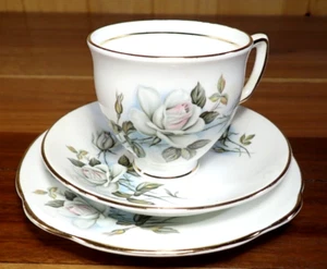 VINTAGE DUCHESS BONE CHINA WHITE ROSE TRIO, TEA CUP SAUCER PLATE MADE IN ENGLAND - Picture 1 of 5