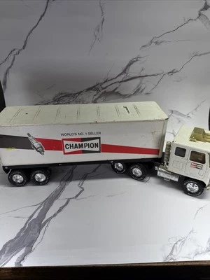 ~~~ VTG NYLINT PRESSED STEEL 18 WHEELER CHAMPION SPARK PLUG SEMI Truck - Image 1 of 4