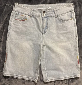 Seven7 bauchfreie mittelhohe Bermuda Denim Shorts Größe 8 (32 x 10) helle Waschung Freizeit - Bild 1 von 10