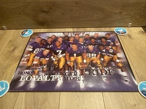 1997 Washington Huskies FOOTBALL TEAM POSTER SENIOR CLASS PLAYERS 24” X 18” - Foto 1 di 8