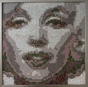Mosaico de vidrio Marylin Monroe / Montado en madera / Enmarcado / Técnica de corte a mano - Imagen 1 de 1