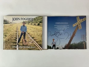 LIBRO FIRMADO POR JOHN FOGERTY MIRANDO POR MI PUERTA TRASERA - CREEDENCE CLEARWATER REVIVAL - Imagen 1 de 1