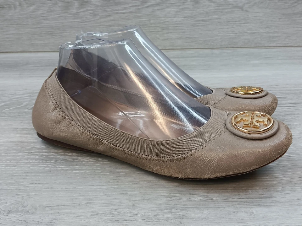 Sapatilhas Tory Burch Caroline femininas couro acastanhado logotipo dourado conforto balé 8M - Imagem 1 de 4