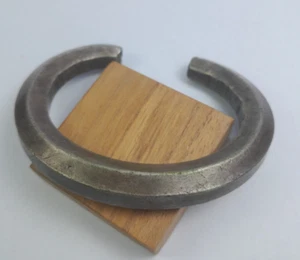 Brazalete de plata de seis caras Akha tailandesa del siglo XVIII y XIX 92,6 gramos - Imagen 1 de 6