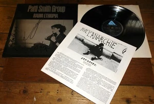 PATTI SMITH GROUP RADIO ETHIOPIA HAND SIGNED UK 1ST PRESS VINYL LP UACC DEALER - Picture 1 of 12
