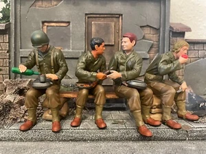 4 amerikanische Soldaten beim Essen m. Bank & Zubehör USA WW2 1:16 Tankrider - Bild 1 von 9