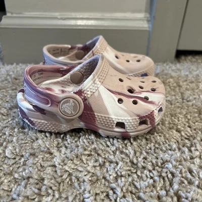 Zueco Crocs clásico jaspeado tie-dye para niños talla 5 niño pequeño Foto 1 de 4