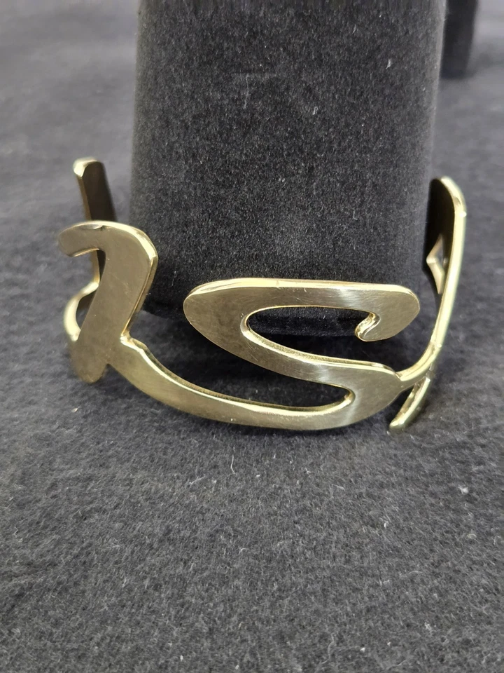 Puño 'Rustic Cuff' retirado tono dorado.  Pulsera brazalete nombre "LISA", ajustable con caja Foto 1 de 4