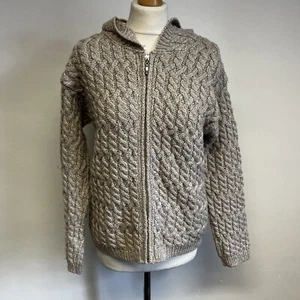 Aran Crafts Strickjacke Gr. Small hellbraun beige Zopfmuster Kapuze Merinowolle - Bild 1 von 11