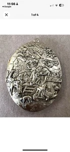 1980'S REVLON HEIRLOOM VILLAGE SCENE LOCKET PENDANT BRASS COLOR - Picture 1 of 8