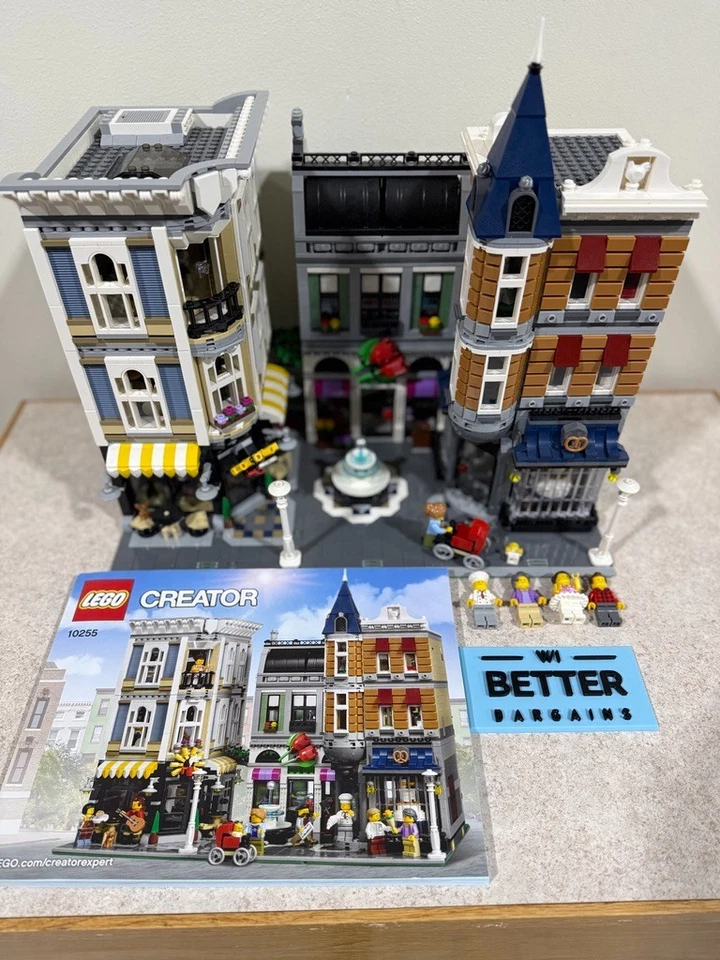 LEGO CREATOR: Assembly Square (10255) 100% With Figures And Instructions - Image 1 of 4