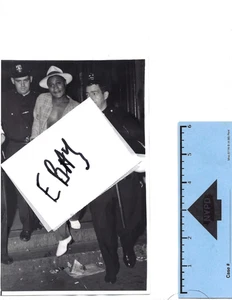 Foto de noticias de 1943 de la policía de la ciudad de Nueva York foto arresto con armas de fuego durante los disturbios de Harlem - Imagen 1 de 2