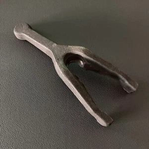 60522025 Alfa Romeo Milano / 75 - SZ / RZ Clutch SLEEVE Fork - Used - Picture 1 of 6