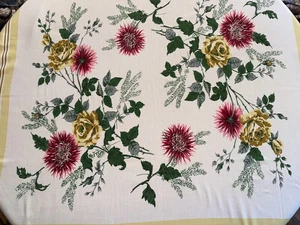 Belle nappe vintage en coton / lin décor de fleurs 140 cm x 134 cm - Picture 1 of 7