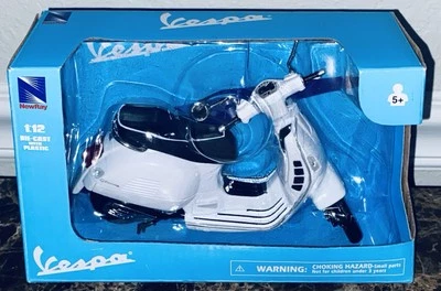 Vespa GTS 300 Super Die Cast Replica Model White 1:12 Scale NIB NEW - Image 1 of 4