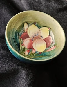 Vintage 1930s Moorcroft England "Freesia" Colorful Dainty Footed Bowl 4.5" Width - Picture 1 of 11
