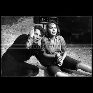 Photo F.027437 CAMERON MITCHELL & TERRY MOORE (MAN ON A TIGHTROPE) 1953 - Photo 1/1