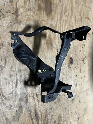 2012-2014 MERCEDES-BENZ CLS550 RIGHT PASSENGER HEADLIGHT SUPPORT BRACKET OEM - Image 1 of 4