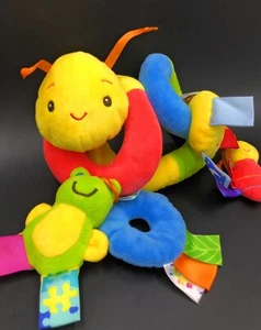 Cochecito de felpa para cuna de actividad en espiral Taggie Caterpillar con sonajero chirrido - Imagen 1 de 2