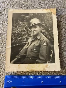 Foto Segunda Guerra Mundial 1944 8ª División Blindada GI en Casco Lineal Ejército de Estados Unidos Soldado de Combate - Imagen 1 de 4