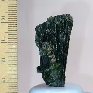 Epidote fan shaped spray crystal cluster natural mineral specimen 64ct - Foto 1 di 7