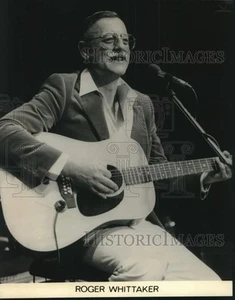 1985 Press Photo Musician Roger Whittaker during a performance - syp00204 - Picture 1 of 2
