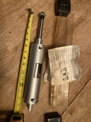 Cilindro de aire neumático Aro Fluid Power 0320 4009 030 848 Foto 1 de 4