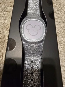 NEW 2024 Disney Parks Magic Band Plus + Sparkle Glitter Silver CABLE INCLUDED - Picture 1 of 2