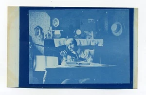 Hombre inspeccionando cuidadosamente rifle, reloj vista interior 1908 cianotipo RPPC postal - Imagen 1 de 2