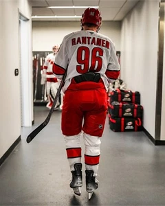 Foto de hockey de Mikko Rantanen caminando al vestuario Carolina Hurricanes 8x10 NHL - Imagen 1 de 1