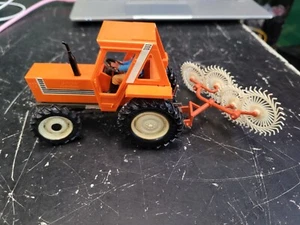 1979 BRITAINS Orange 880DT FIAT TRACTOR- w/ Wheel Rake & Driver - Picture 1 of 6