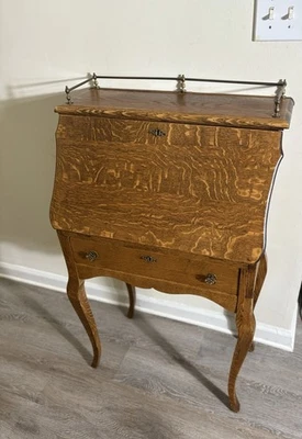 Antiguo escritorio de secretaria frontal con caída de roble Foto 1 de 4