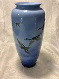 FALCON WEAR MISTY MORN LARGE HAND CRAFTED VASE FLYING CANADIAN GEESE NO 221 - Picture 1 of 13