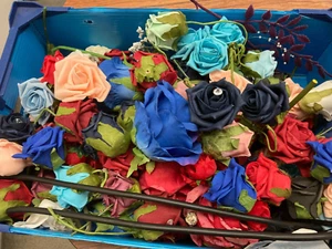 JOB LOT ARTIFICIAL FLOWER HEADS MAINLY ROSES X 111 APPROX. - Picture 1 of 6